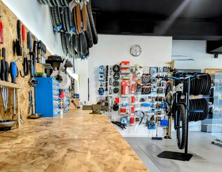 magasin de vélos et atelier de réparation de vélos électriques