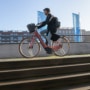 Les meilleurs vélos électriques pour femmes : confort, style et performance au féminin