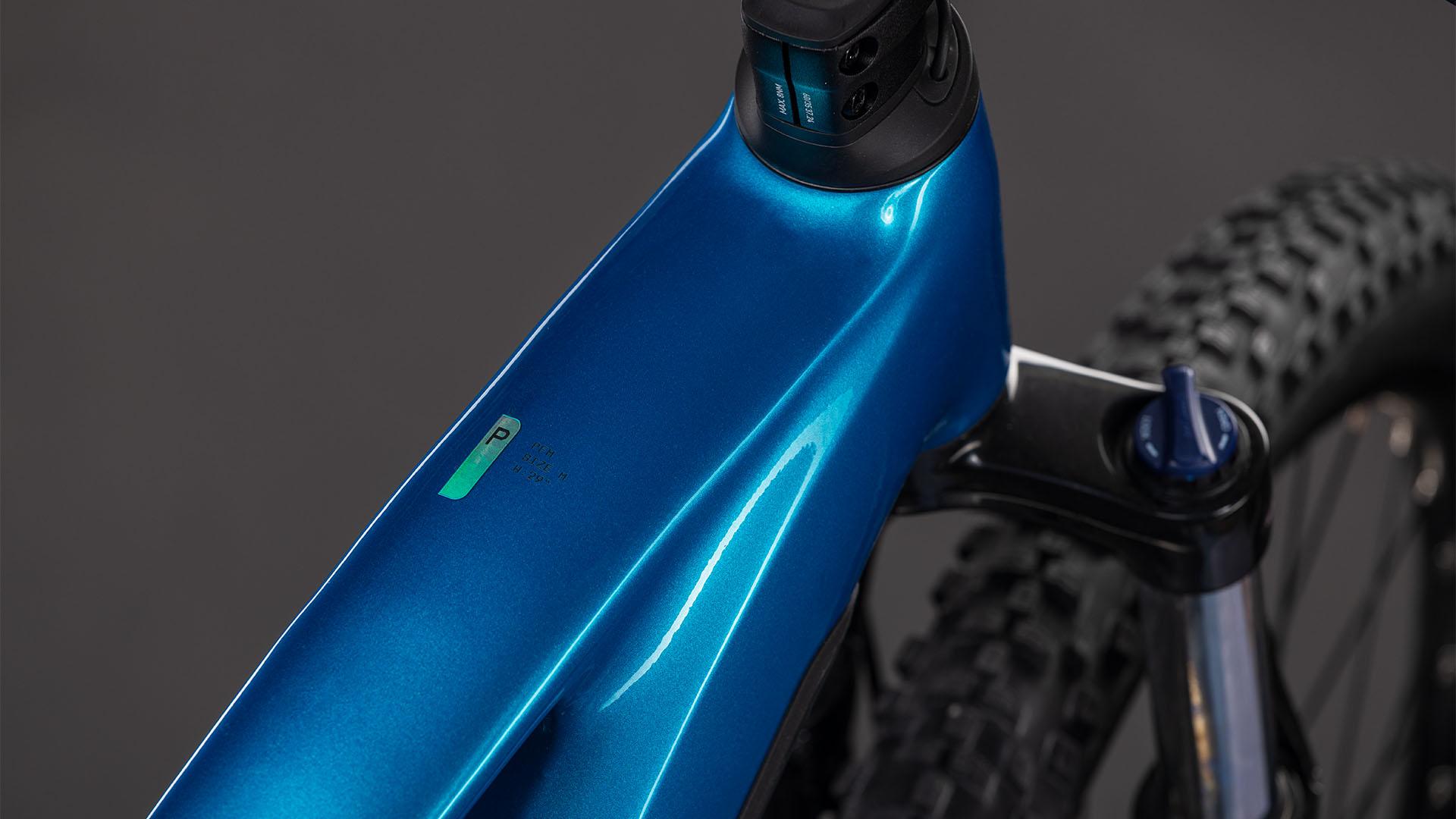 Vtt électrique Cube Reaction Hybrid Performance 600 electricblue sur chemin forestier