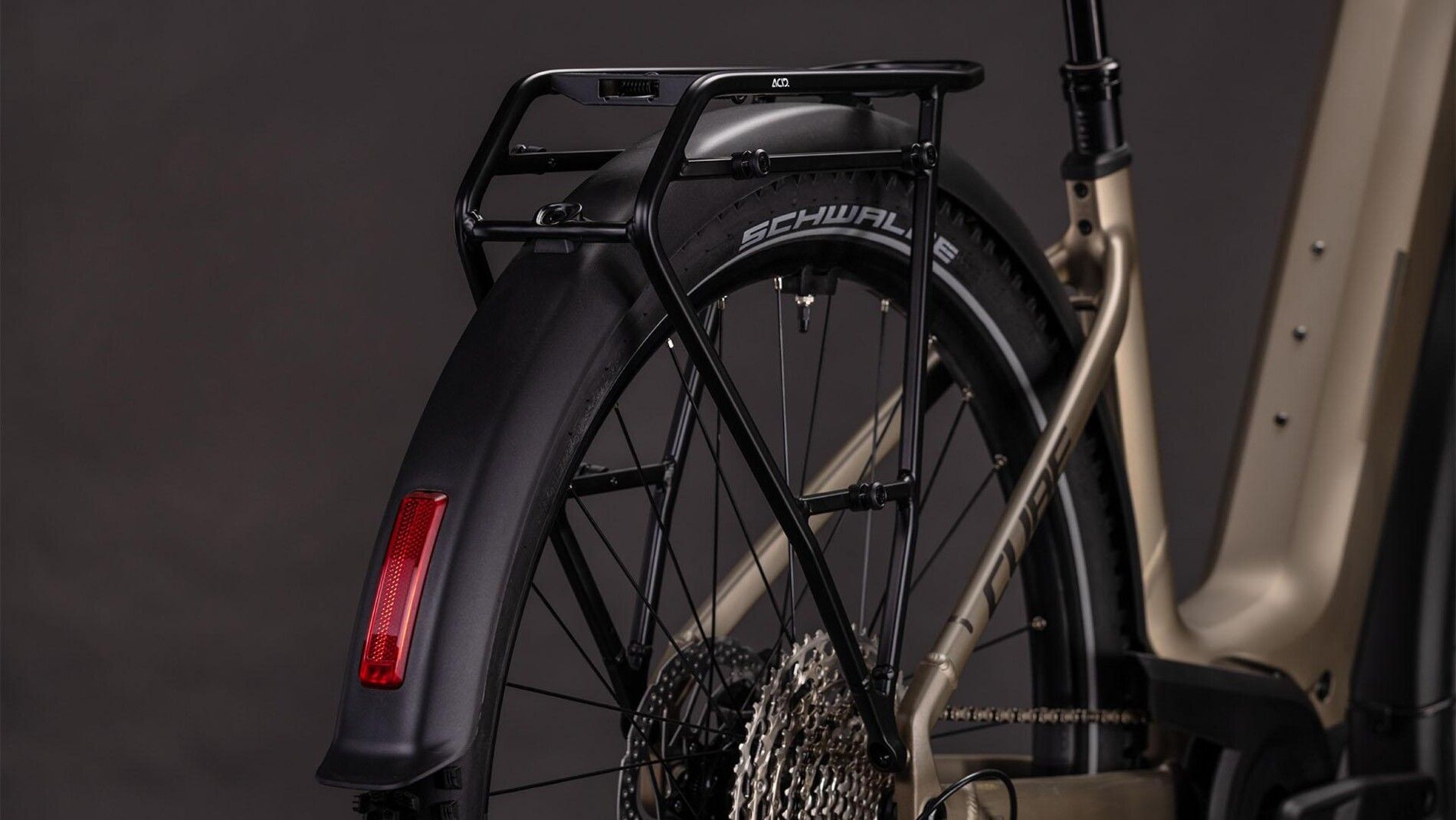 vtc électrique cube nuride hybrid pro 800 roue arrière et garde boue