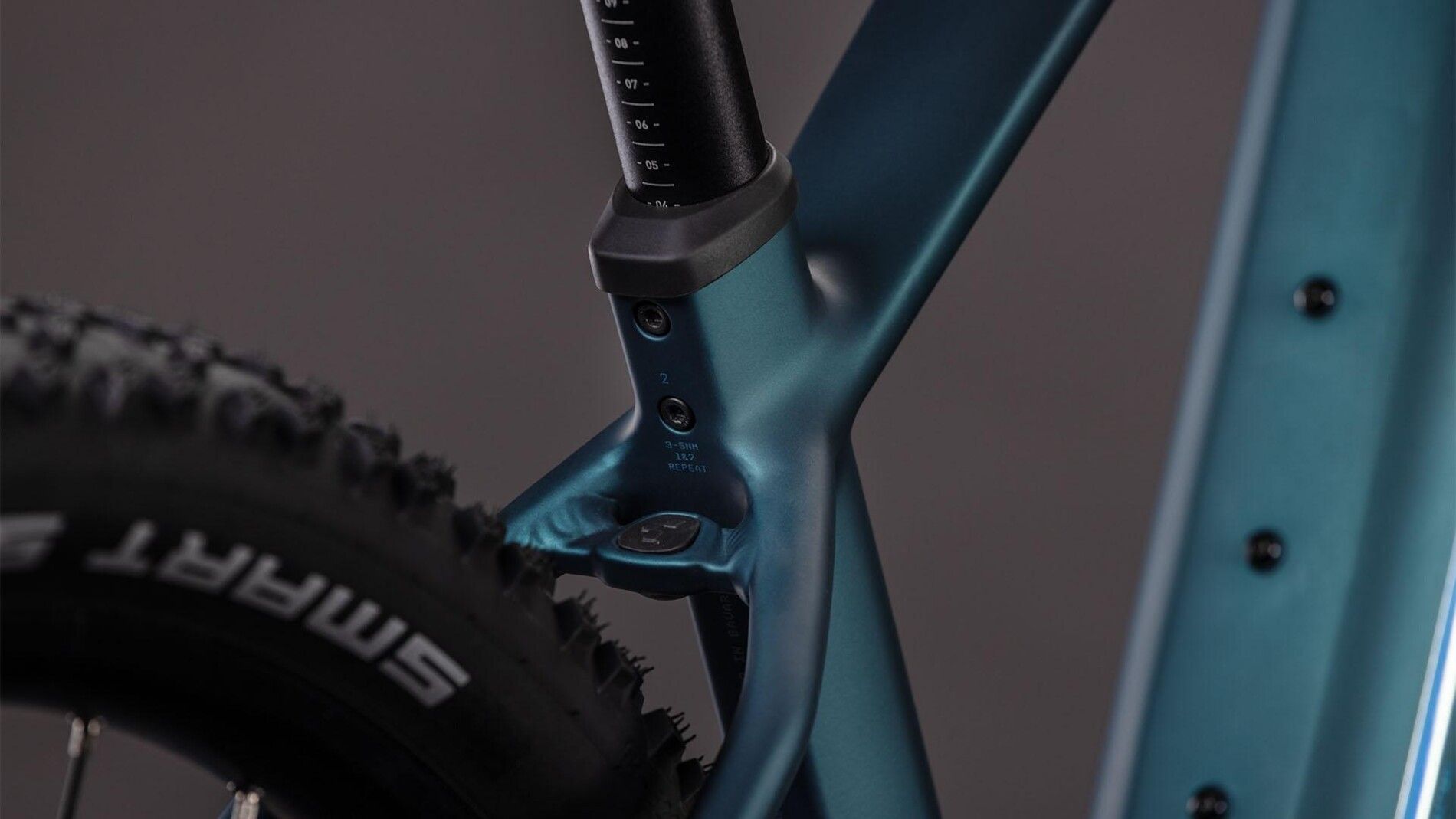 vtt electrique Cube Reaction Hybrid ONE 600 Wh 2026 roue arrière et tige de selle