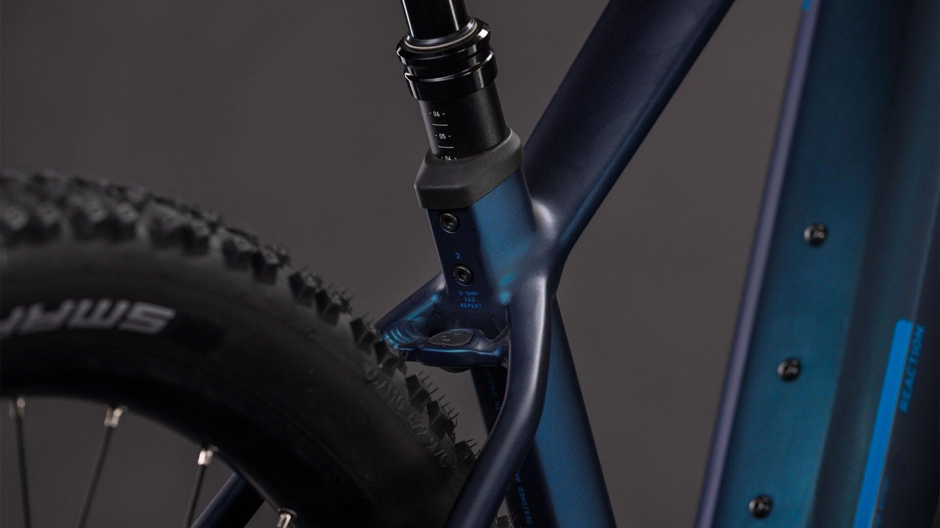 vtt électrique cube reaction hybrid pro 800 roue arrière et tige de selle