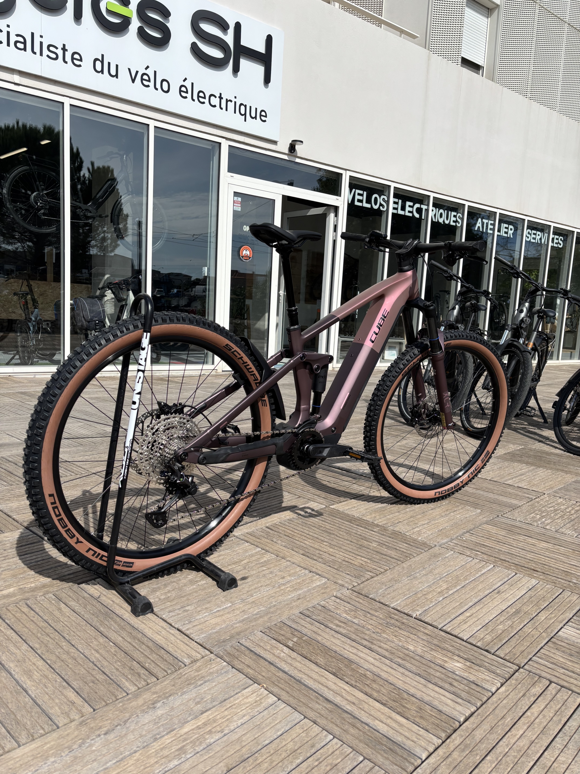 vtt électrique cube stereo hybrid one 44 pro disponible chez cycles sh à montpellier
