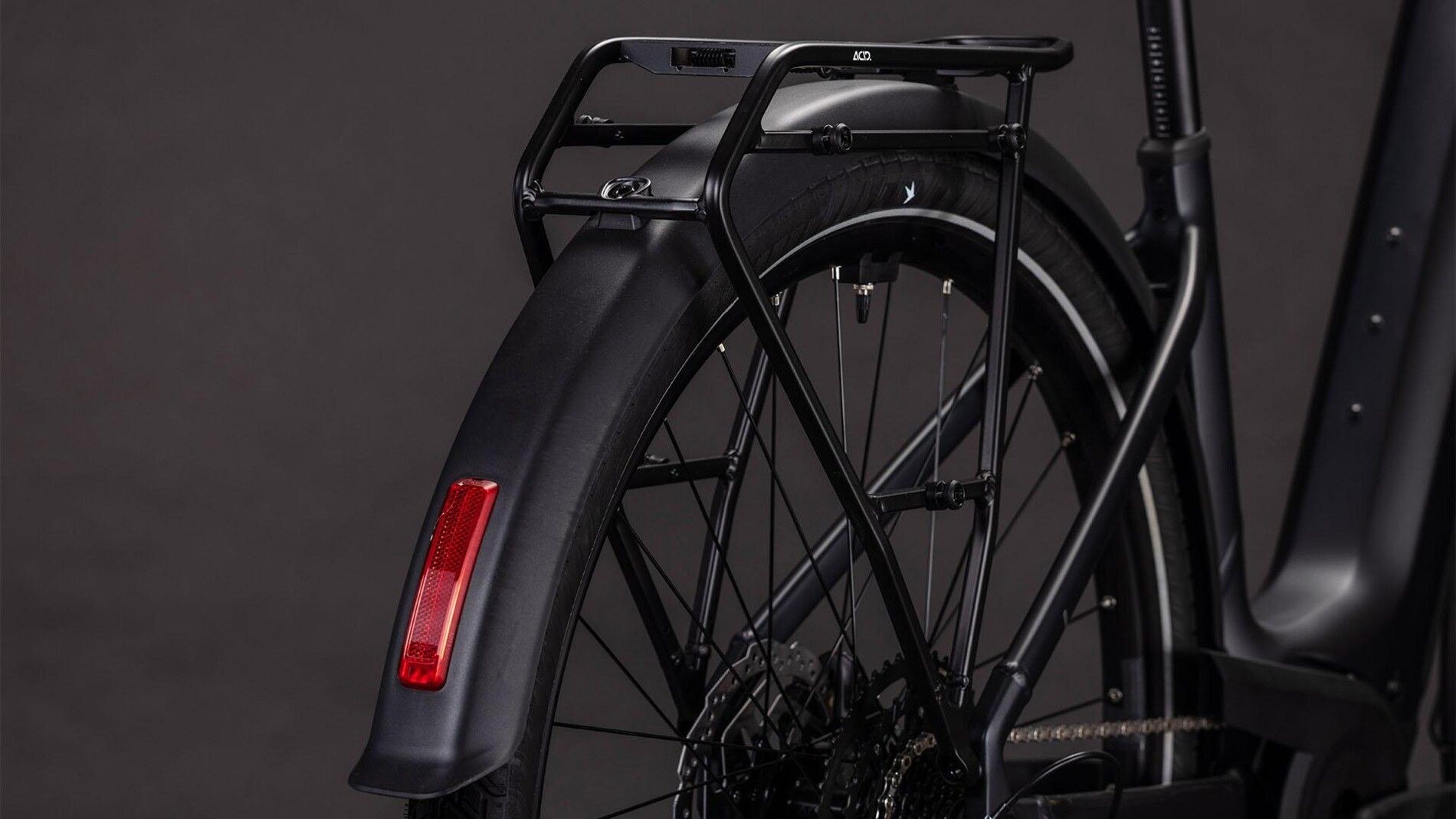 vtt électrique cube touring hybrid one 600 garde boue et roue arrière