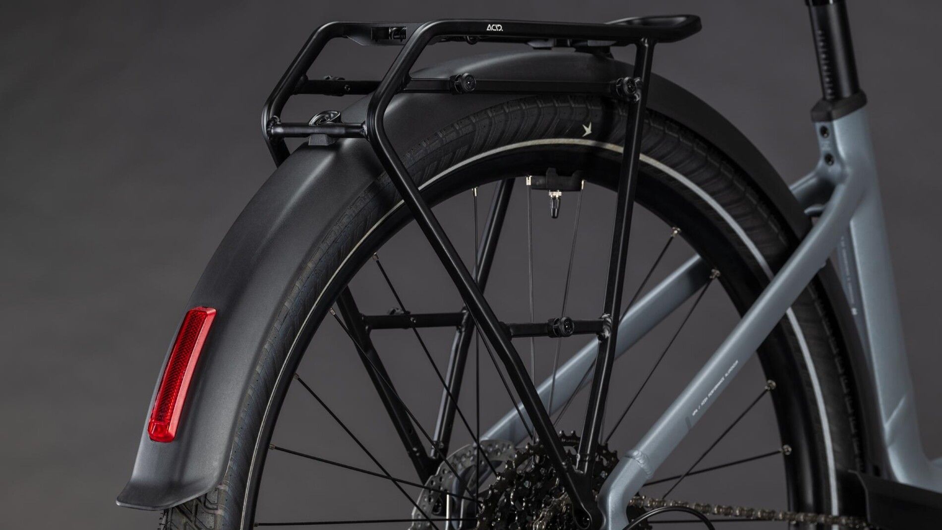 vtt électrique cube touring hybrid pro 800 roue arrière et garde boue