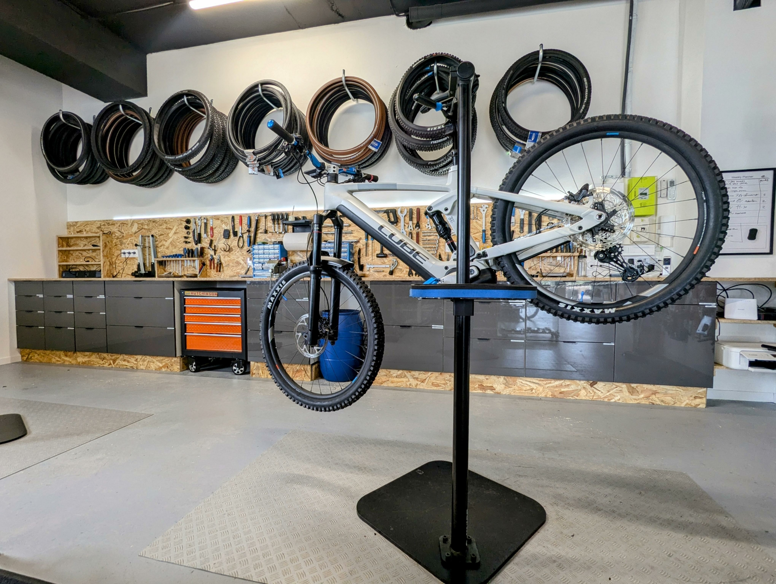 atelier-1-scaled réparation de vélo électrique dans un atelier