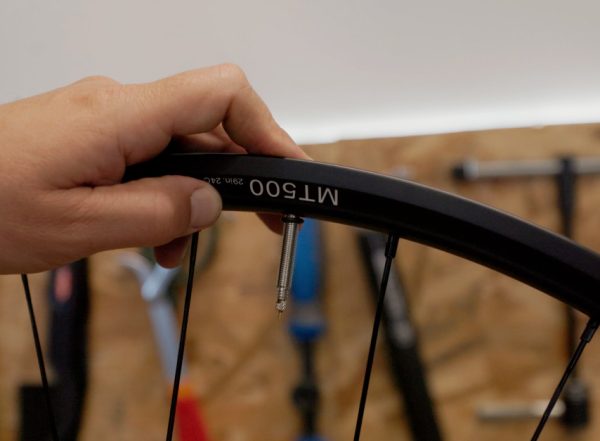 5-montage-pneu-vtt-tubeless-600×441 montage de pneu tubeless sur un vtt