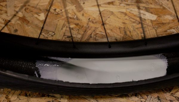 7-montage-pneu-vtt-tubeless-600×343 montage de pneu tubeless sur un vtt