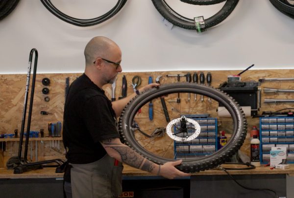 montage de pneu tubeless en atelier sur un vtt