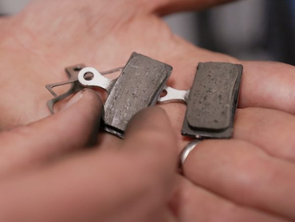 changement de plaquettes de freins usées sur un vtt électrique