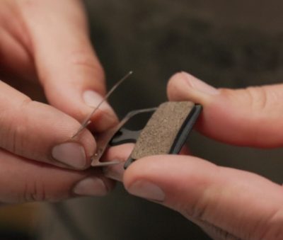 tutoriel-changement-de-plaquettes-09-400×339 pose du ressort entre les plaquettes de freins vtt