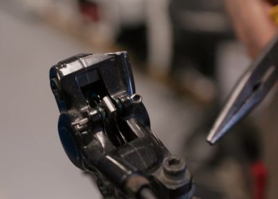 tutoriel-changement-de-plaquettes-12-400×286 montage des nouvelles plaquettes de freins vtt