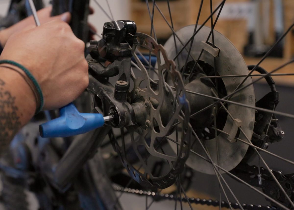 tutoriel-changement-de-plaquettes-14-1200×855 changer les plaquettes de freins d'un vtt en toute sécurité
